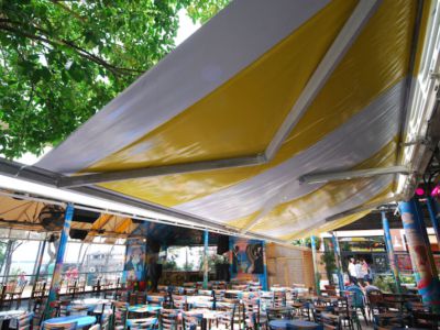 commercial-retractable-awning-for-restaurant-arquati-by-miami-awning-1