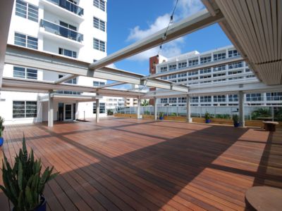 custom-retractable-white-miami-awning