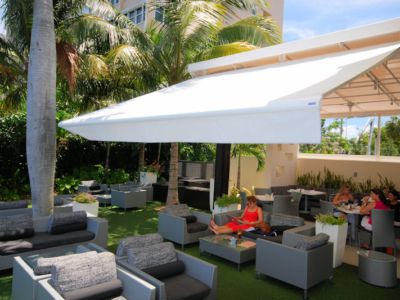 kaluz-restaurant-retractable-awnings-miami-awning