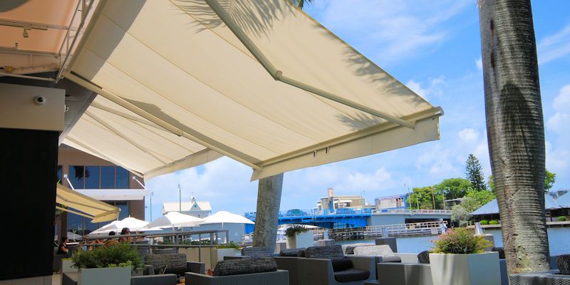 kaluz-restaurant-retractable-awnings-miami-awning