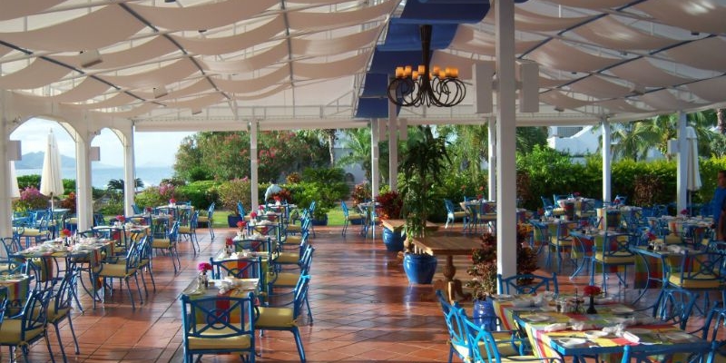 resort-canopy-roll-down-screens